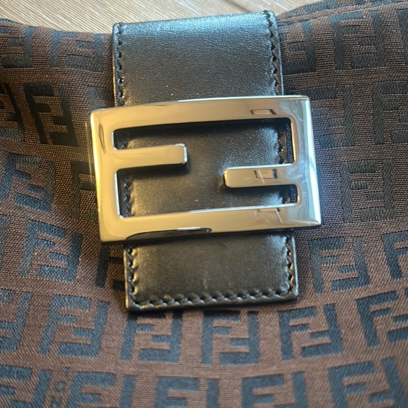 Fendi Brown Shoulder Bag with Elegant Design - Picture 2 of 9